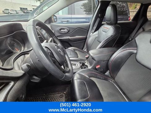 Used 2019 Jeep Cherokee Trailhawk w/ Comfort/Convenience Group AWD/4WD image 7