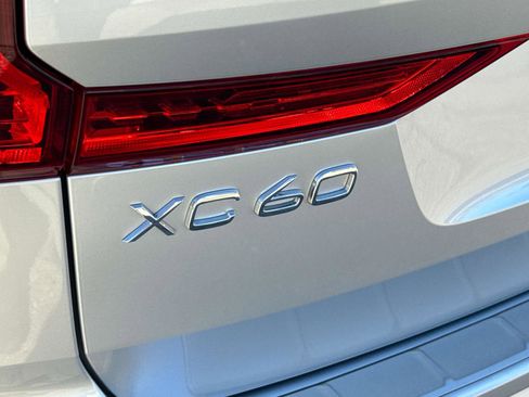 Used 2018 Volvo XC60 T8 R-Design w/ Convenience Package image 7