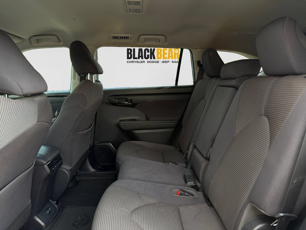 Used 2020 Toyota Highlander LE AWD/4WD image 9