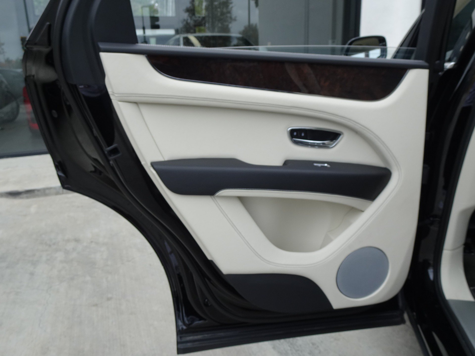 Used 2023 Bentley Bentayga Plug-In Hybrid AWD/4WD image 14
