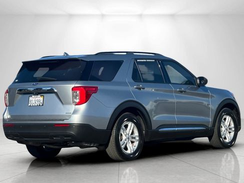 Used 2020 Ford Explorer XLT image 3