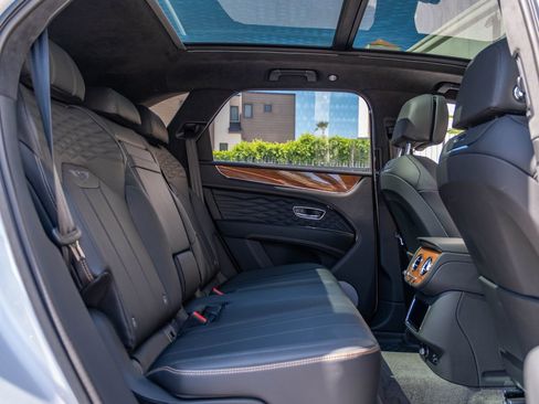 Used 2024 Bentley Bentayga image 22