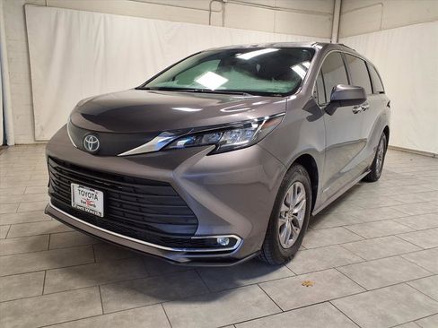 Certified 2021 Toyota Sienna XLE image 3