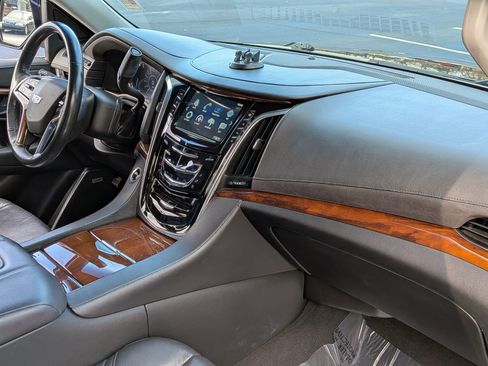 Used 2019 Cadillac Escalade Luxury image 37