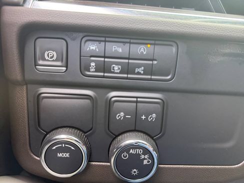 Used 2025 Chevrolet Suburban LT RWD image 39