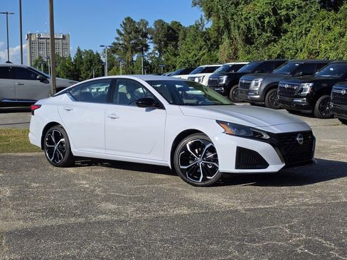 New 2025 Nissan Altima 2.5 SR w/ SR Premium Package FWD image 2