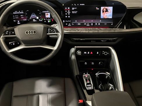 Used 2025 Audi Q5 Premium w/ Convenience Package image 19