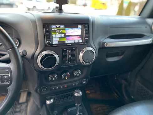 Used 2017 Jeep Wrangler Unlimited Sahara w/ Connectivity Group AWD/4WD image 21