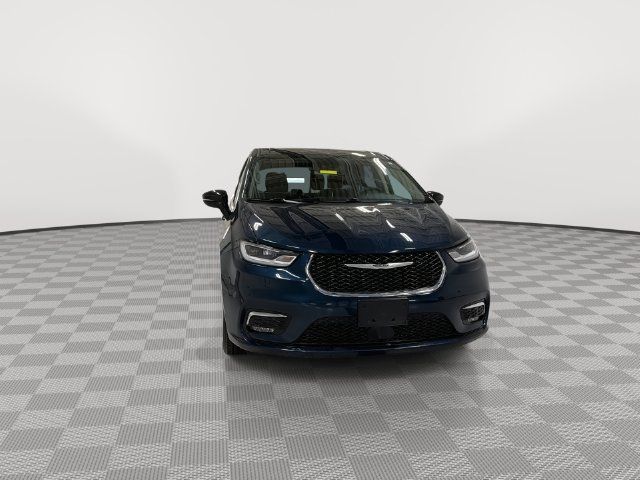 Used 2024 Chrysler Pacifica Touring-L FWD image 3