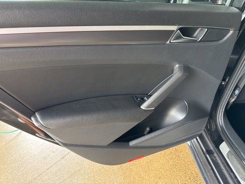 Used 2018 Volkswagen Passat 2.0T R-Line image 30