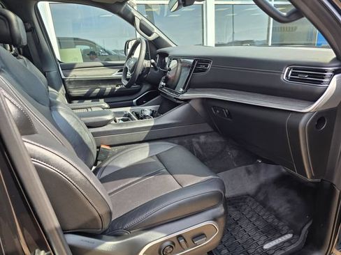 Used 2024 Jeep Wagoneer Series III w/ Premium Group I AWD/4WD image 9
