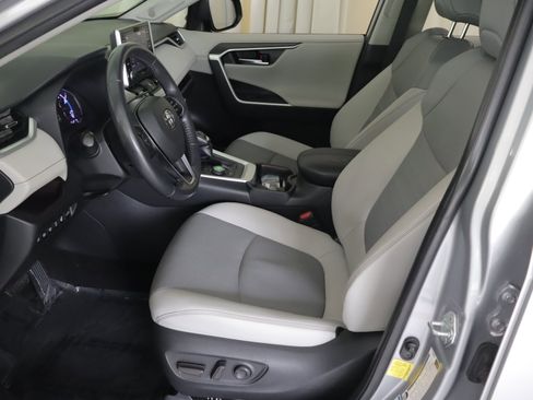 Used 2019 Toyota RAV4 Limited AWD/4WD image 9