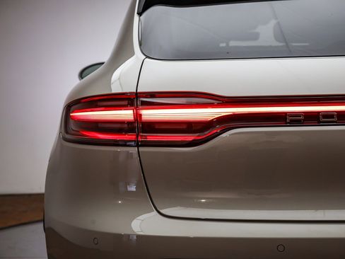 Used 2025 Porsche Macan image 8