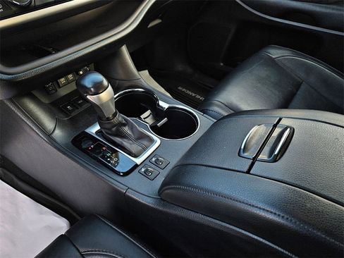 Used 2017 Toyota Highlander XLE image 14