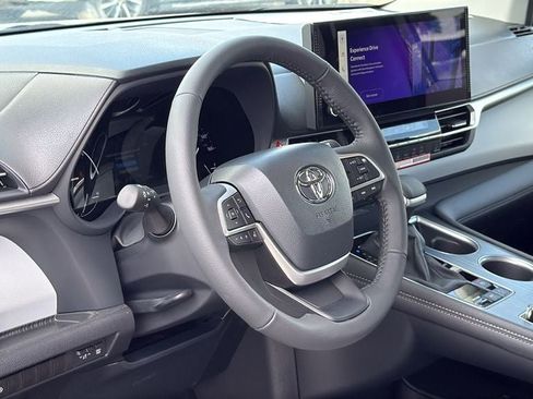 New 2026 Toyota Sienna XLE FWD image 9