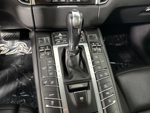 Certified 2018 Porsche Macan AWD/4WD image 33
