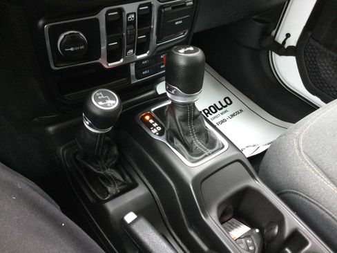 Used 2024 Jeep Wrangler Sahara image 13