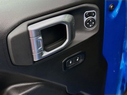 Used 2025 Jeep Gladiator Sport image 17