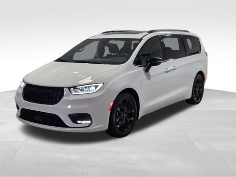 Certified 2025 Chrysler Pacifica Limited image 18