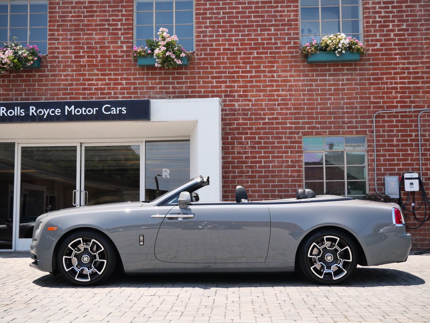 Used 2018 Rolls-Royce Dawn RWD image 3