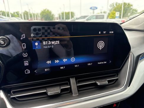 Used 2025 Chevrolet Trax LT FWD image 28