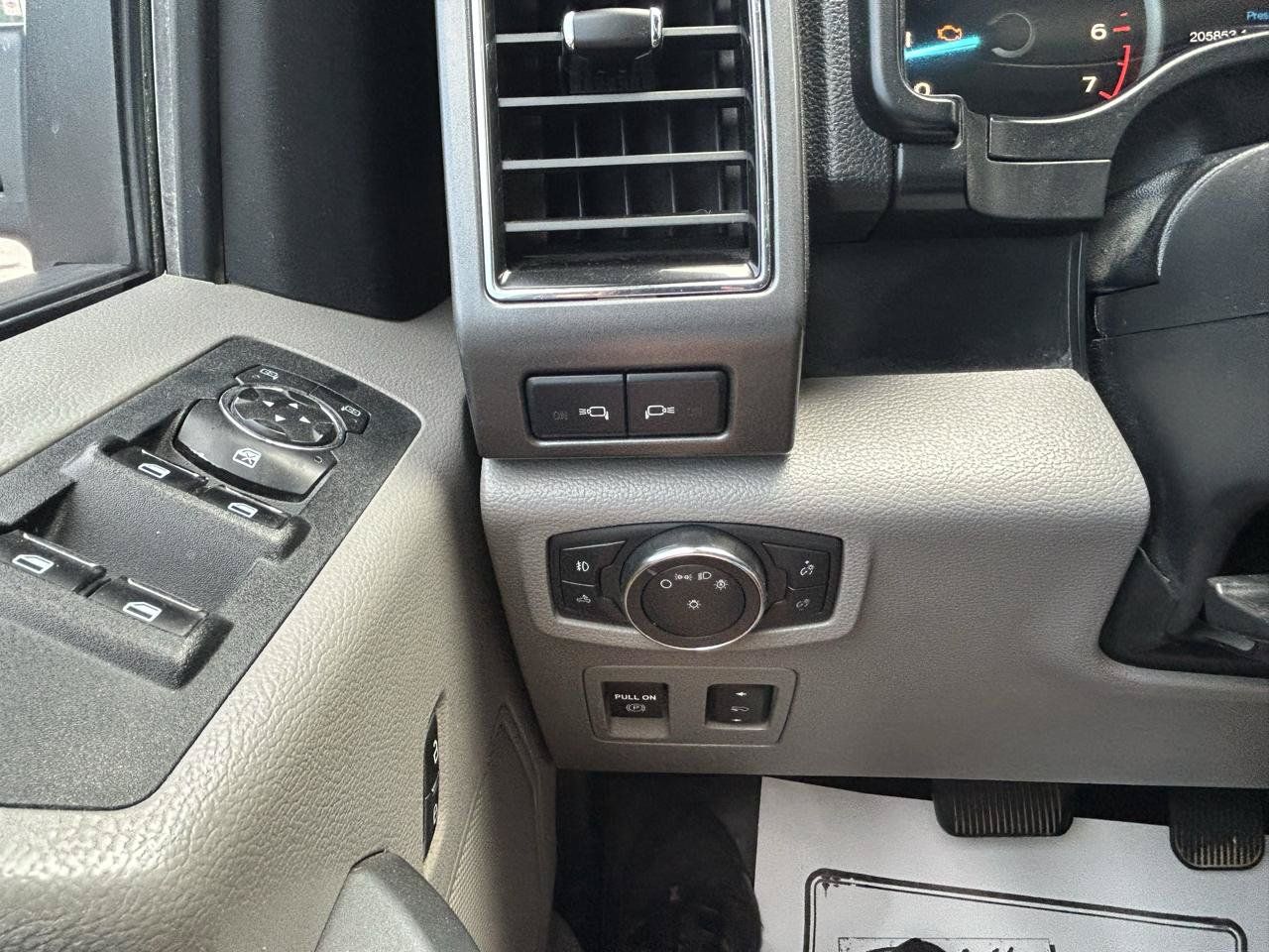 Used 2018 Ford F150 XLT w/ Equipment Group 302A Luxury AWD/4WD image 27