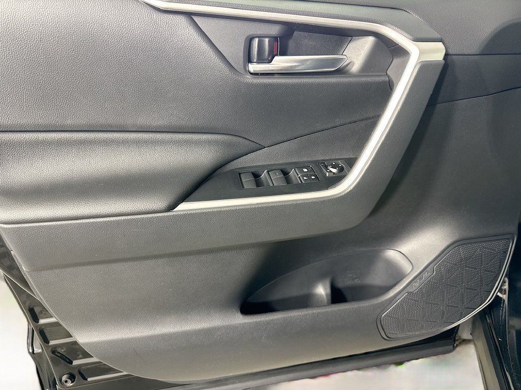 Used 2020 Toyota RAV4 XLE w/ Convenience Package AWD/4WD image 13