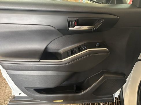 Used 2022 Toyota Highlander XLE image 10