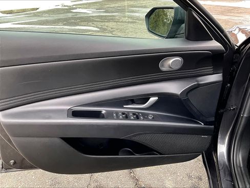 Used 2021 Hyundai Elantra SEL w/ Convenience + Premium Package image 9