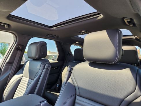 Used 2025 Land Rover Discovery S image 12