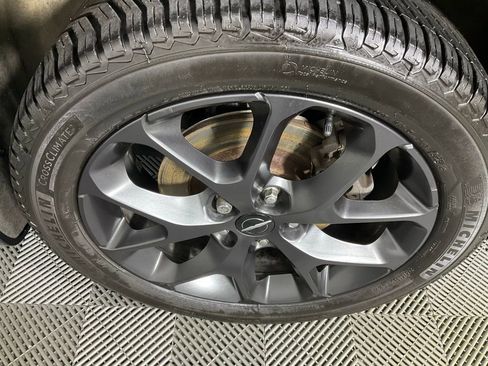 Used 2021 Chrysler Pacifica Limited w/ Uconnect Theater Family Group image 8