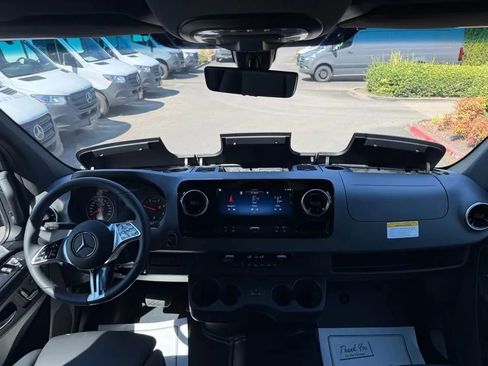 Used 2025 Mercedes-Benz Sprinter 2500 image 10