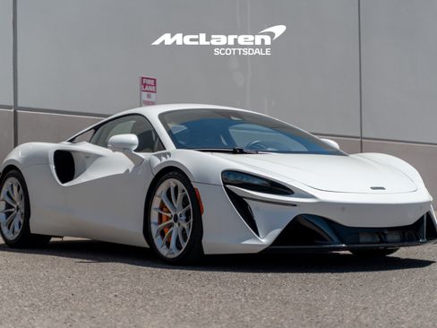 Used 2026 McLaren Artura RWD image 10