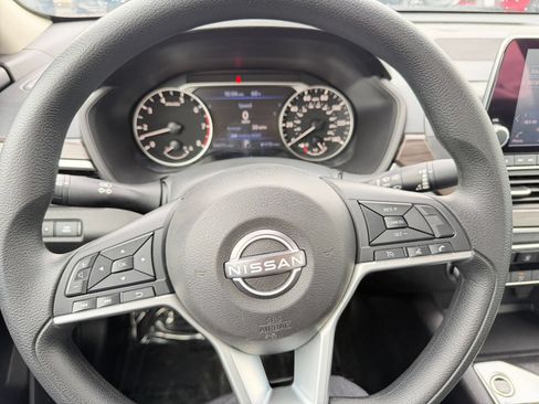 Used 2025 Nissan Altima 2.5 SV FWD image 29