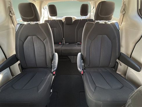 Used 2023 Chrysler Voyager LX image 11