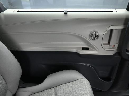 Used 2021 Toyota Sienna LE image 43