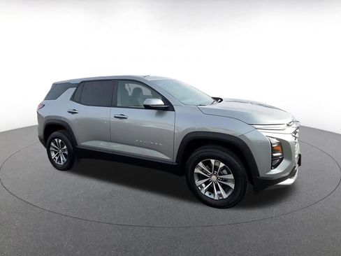 Used 2025 Chevrolet Equinox LT image 2