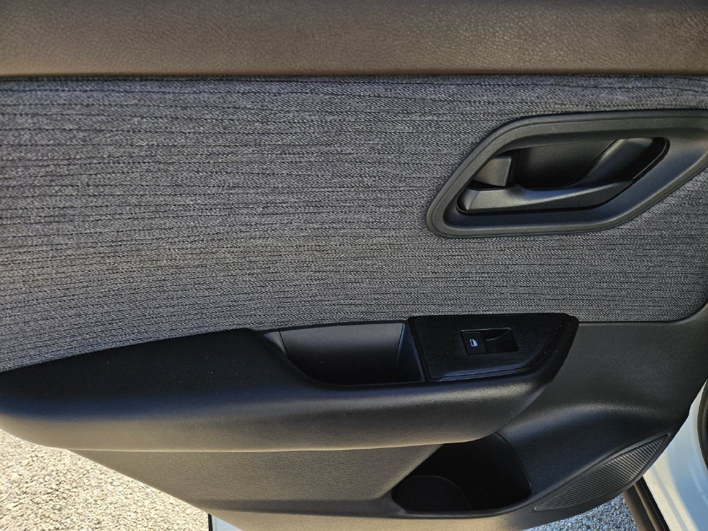 Used 2023 Nissan Rogue S FWD image 9