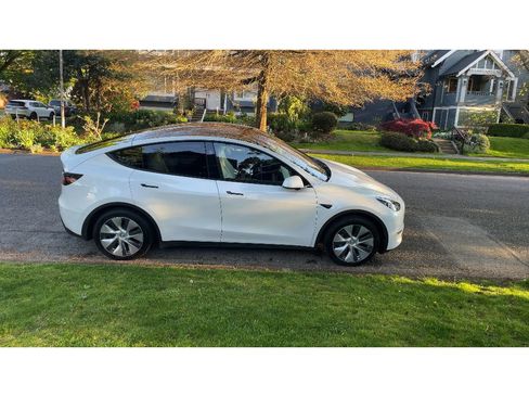 Used 2023 Tesla Model Y 2WD image 4
