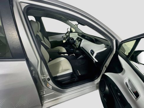 Used 2016 Toyota Prius Three Touring FWD image 29