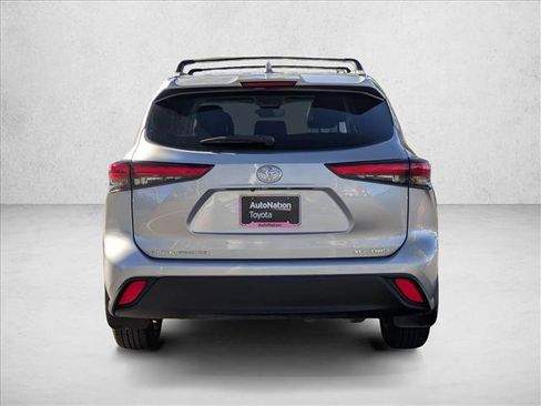 Used 2022 Toyota Highlander XLE image 7