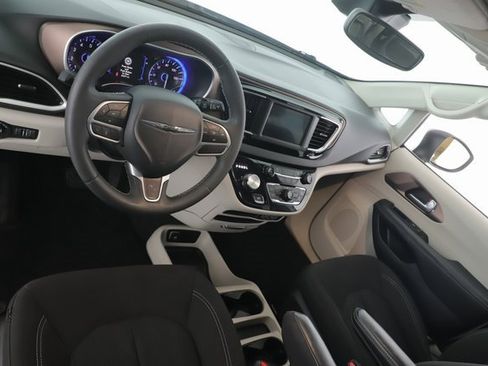 Used 2024 Chrysler Voyager LX image 17