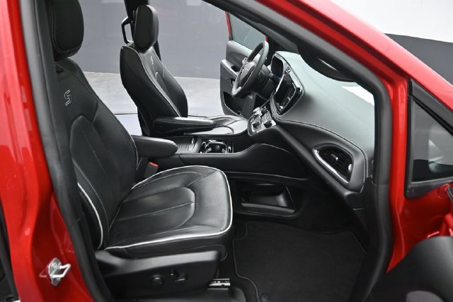 Used 2025 Chrysler Pacifica Limited FWD image 37