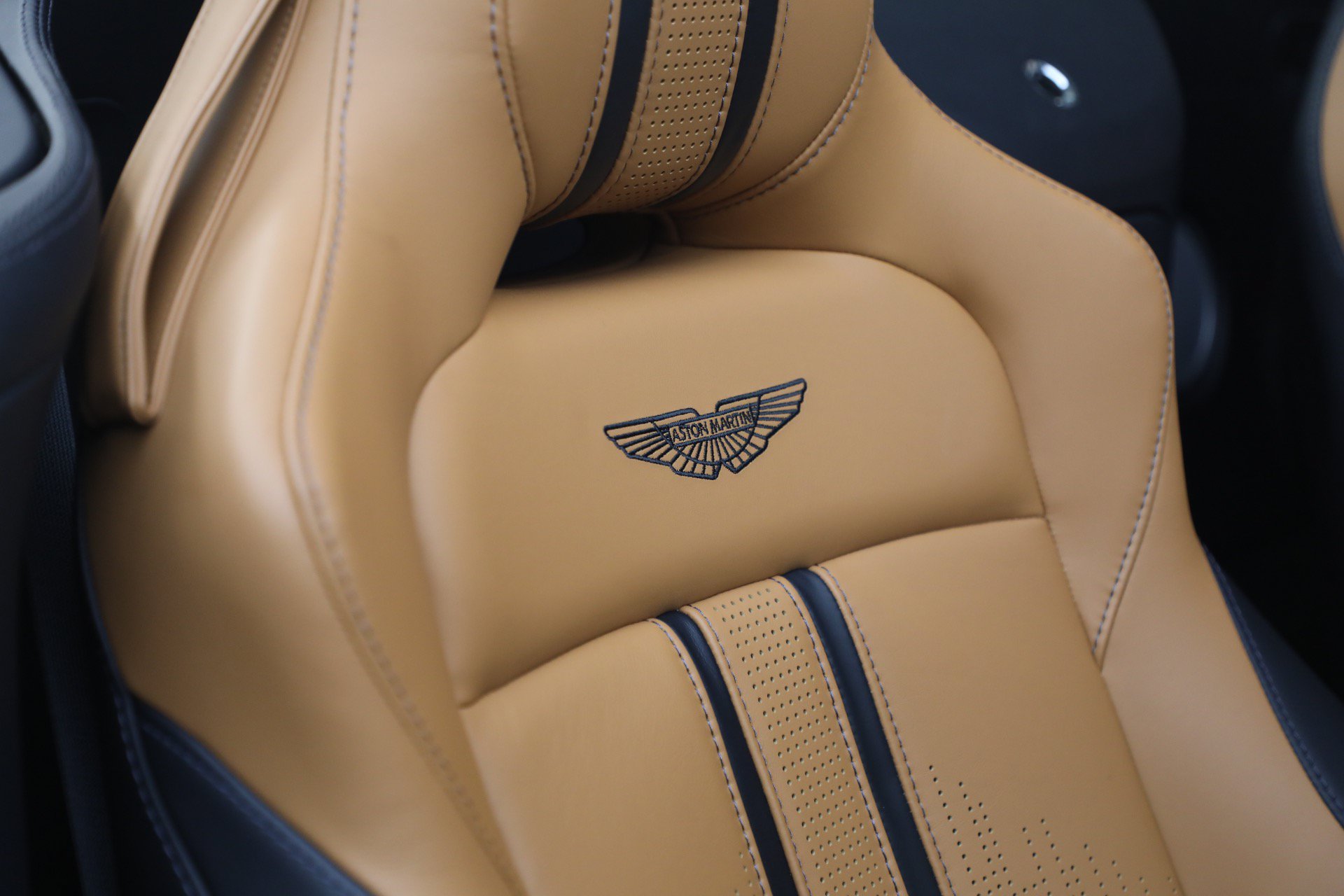 Used 2023 Aston Martin V8 Vantage Roadster RWD image 37