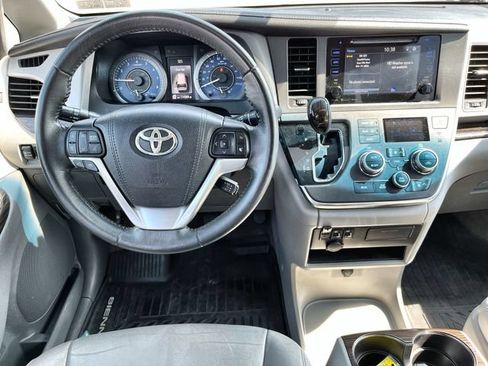Used 2017 Toyota Sienna XLE AWD/4WD image 12
