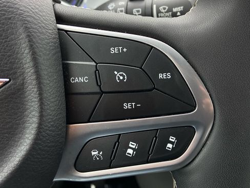 Used 2024 Chrysler Pacifica Touring-L FWD image 22