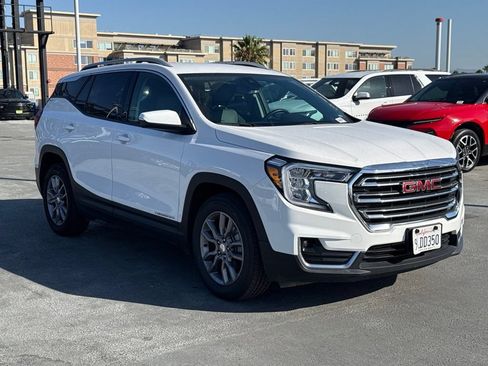 Used 2024 GMC Terrain SLT FWD image 3