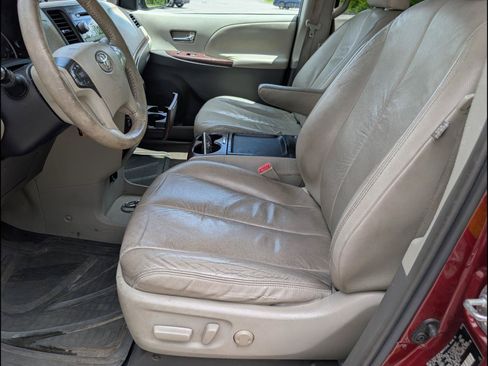 Used 2011 Toyota Sienna XLE w/ Entertainment Pkg FWD image 15