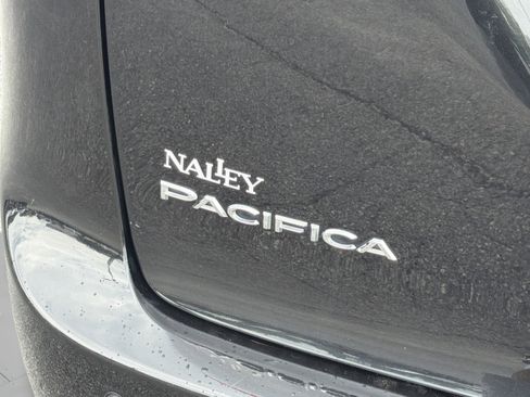 Used 2023 Chrysler Pacifica Touring-L FWD image 26