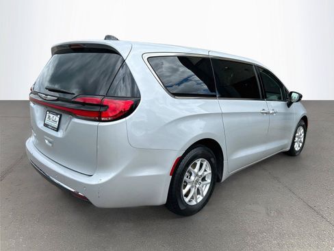 Used 2024 Chrysler Pacifica Touring-L FWD image 4